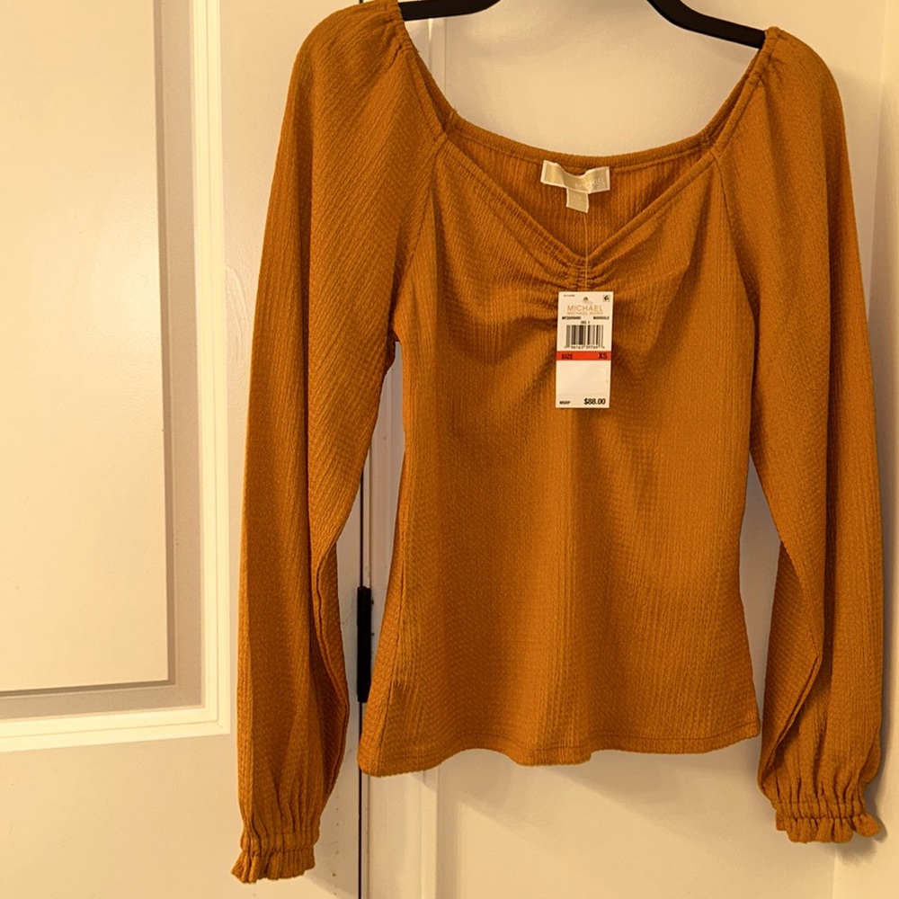 XS Micheal Kors blouse,  BUT it fits S or XS for those who have wide shoulder!